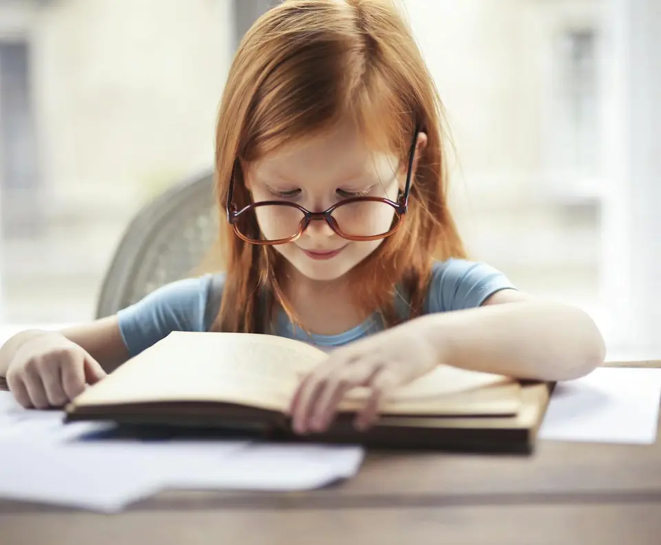 大切なお子様の「見える」を守るために：メガネが必要なサインと専門家のアドバイス