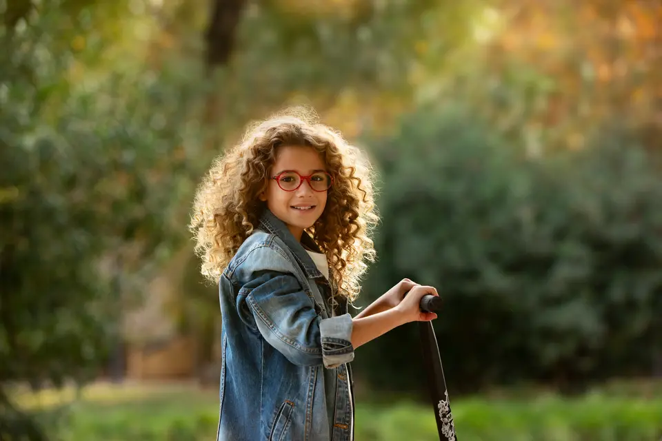 MiYOSMART : le seul verre qui freine l'évolution de la myopie de l'enfant.